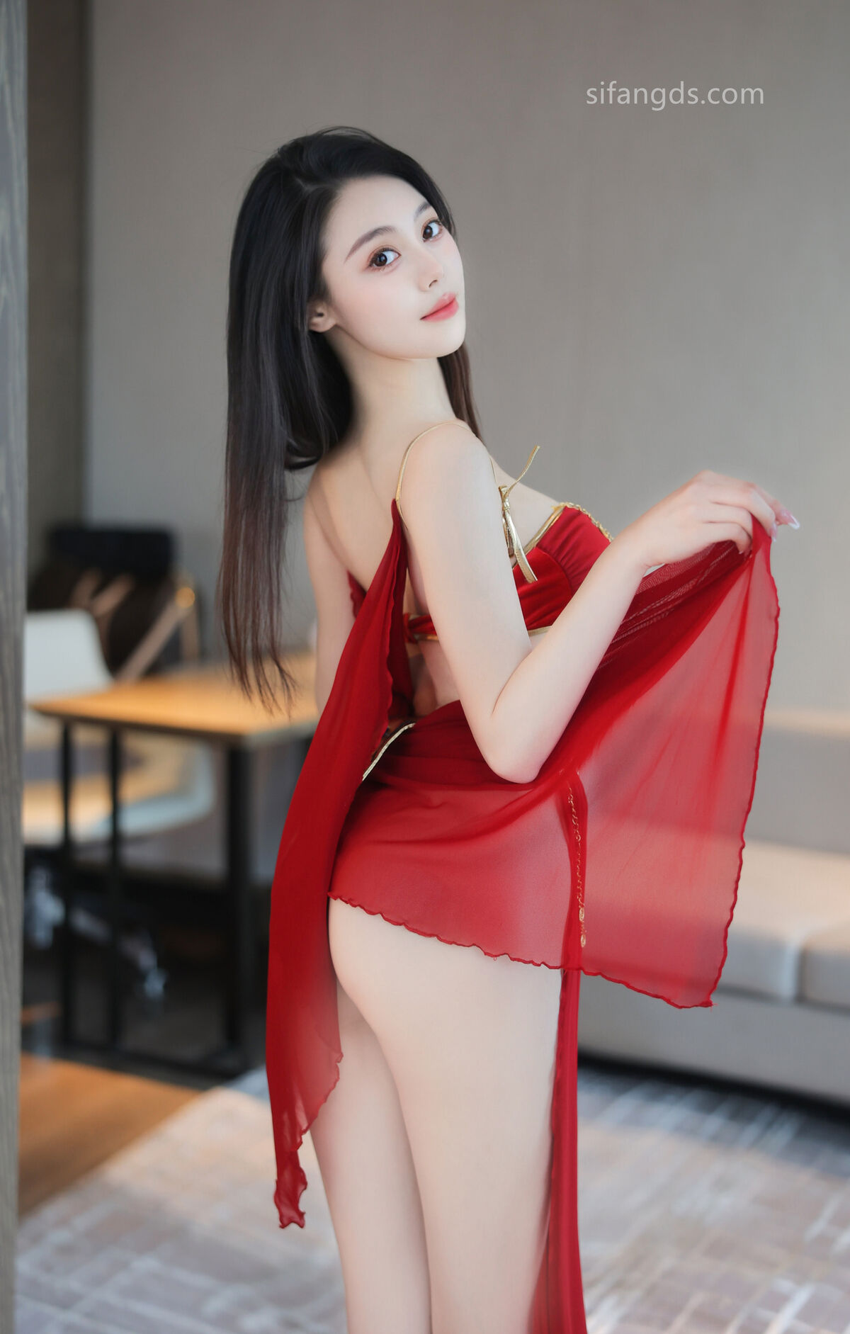 韩女团成员用衣服遮腿被阻止,久久人人爽人人爽a大片高清在线观看